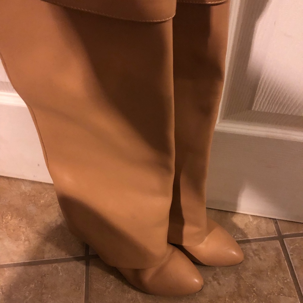 Creme boots size 41 but will fit a size 9